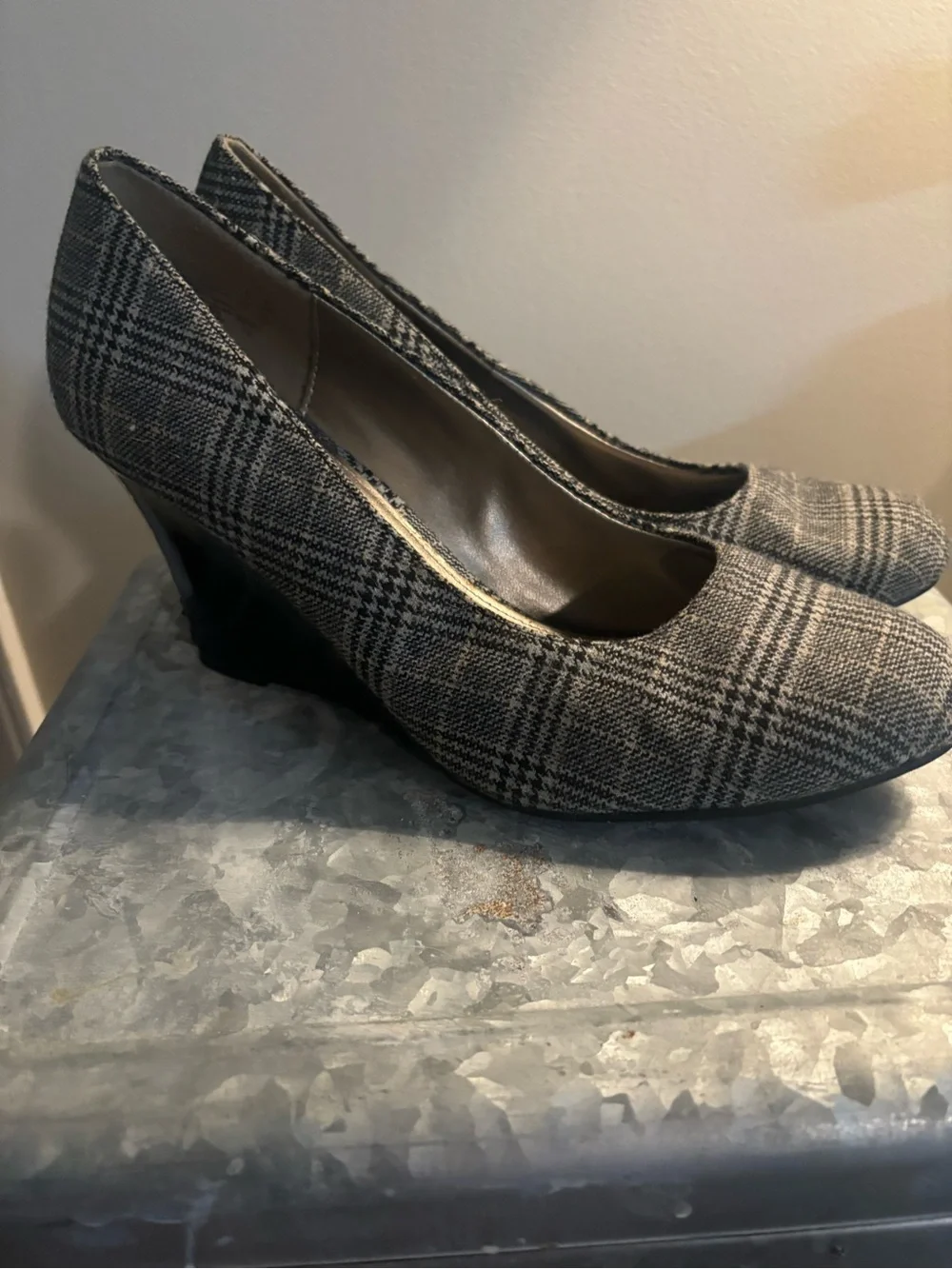 Classic Plaid Women's Wedge Pumps - Gray